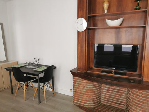 Bel appartement luxueux entièrement rénové avec une Chambre-living, salle de dou Anderlecht, Belgium Appartement Lumineux et calme Bruxelles Entire rental unit vacation rental 11157502