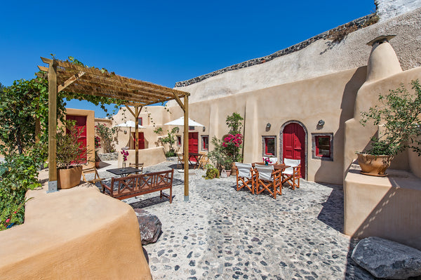 Amelie Canaves-Giasemi sits among the quiet cave houses on a winding footpath in Greece Amelie Canaves Giasemi-by Thireon Cave vacation rental 9900832