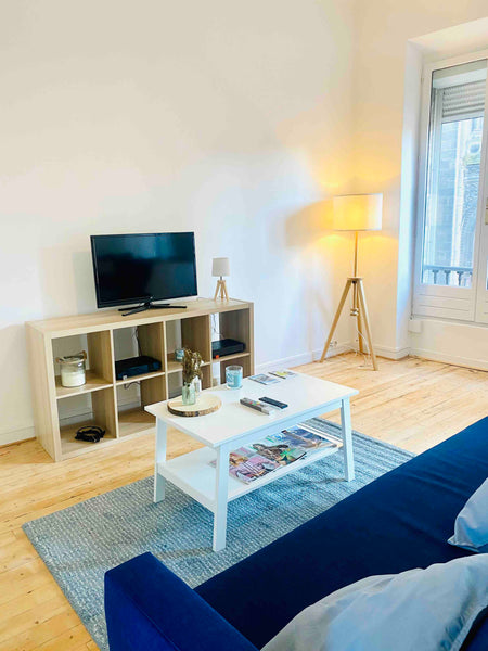 L' appartement se situe au 1er étage d' un immeuble en pierre à deux pas de  l h Bordeaux, France Ravissant t2 neuf  à deux pas de l’hyper centre Entire rental unit vacation rental 54278227