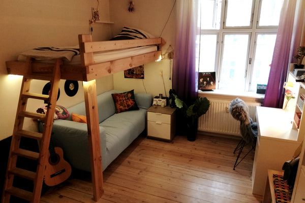 I rent out one room in my apartment. The room has a desk, a couch and a bunk  be Copenhagen, Denmark Stort lyst værelse centralt i København Private room in rental unit vacation rental 21523040