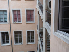 Vous serrez au cœur d'un quartier vivant et chaleureux au centre de Lyon, et au  Lyon, France Calme et Confort au cœur de LYON Entire rental unit vacation rental 10234946