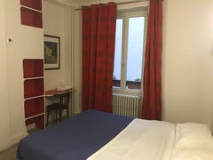 Petit hôtel familial à proximité du marché aux puces et à moins de 20 minutes à  Paris, France chambre n6 - douche et wc près du marché aux puces Room in hotel vacation rental 22873203