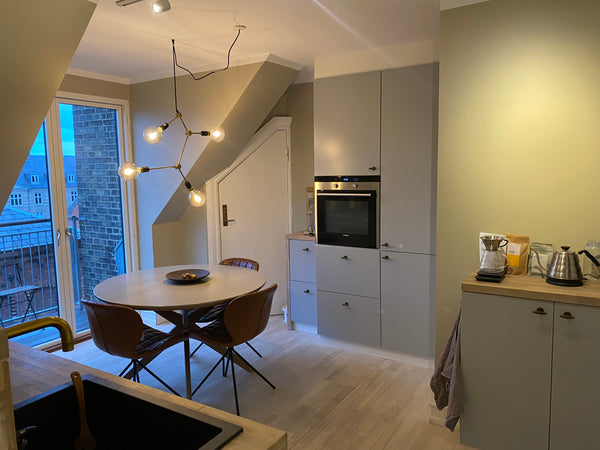 Top floor (5th) Vesterbro apartment with beuatiful light, a sunny new balcony an Denmark Meatpacking District with new sunny Balcony Entire rental unit vacation rental 25779196