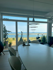 Lys og åben lejlighed med udsigt fra stue ud over Amager Strandpark. Køkken og s  Panorama udsigt udover Amager Strand og Øresund Entire condo vacation rental 707151556213018694