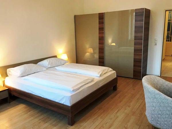 Quiet one-room apartment with 33sqm with doublebed, cozy seating, desk, roomy cu Vienna, Austria Ganze ruhige neu sanierte 33m2-Wohnung Entire rental unit vacation rental 48672196