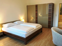 Quiet one-room apartment with 33sqm with doublebed, cozy seating, desk, roomy cu Vienna, Austria Ganze ruhige neu sanierte 33m2-Wohnung Entire rental unit vacation rental 48672196