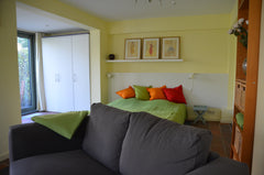 dans un cadre vert et calme, agréable flat meublé au rez-de-chaussée d'une maiso Brussels, Belgium agréable flat avec terrasse et vue sur jardin Entire rental unit vacation rental 21957900