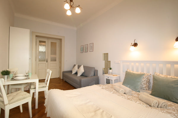 Cozy newly renovated apartment is located in quiet street in the center of Pragu Prague, Czechia Spacious apartment near by historic centre F3 Entire rental unit vacation rental 37135443