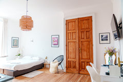 Newly renovated studio with an authentic style. Full kitchen, Netflix, Wifi, sha  Self check-in / King Bed / 2min→ Midi Station /Full Kitchen Entire rental unit vacation rental 674416610094930289