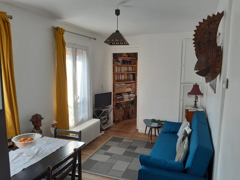 Appartement comprenant 1 salon avec canapé, un petit bureau et une grande chambr Paris, France trois pièces romantique sous les toits Entire rental unit vacation rental 3491755