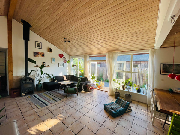 Hyggeligt hus med stor sydvestvendt stue, som sikrer sol fra kl 11 til den går n Copenhagen, Denmark Lækkert hus med stor stue, skøn have + udekøkken. Entire home vacation rental 662879328472559295
