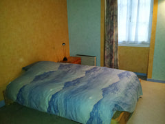 Appartement de 45m2 .<br />Chambre de 10m2 donnant sur une petite cour.<br />Sit  chambre sur cour Private room in rental unit vacation rental 16363631