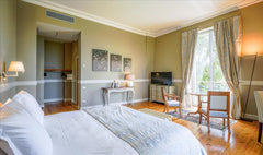 <b>The space</b><br />Located on the banks of the Garonne river just outside the Bordeaux, France Chambre de 35m² vue sur le parc Room in boutique hotel vacation rental 41170122