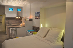 Studio de 22m², entièrement rénové au premier étage d’un immeuble donnant sur un Paris, France Sel & Poix, Studio for 2 people Entire rental unit vacation rental 4715988