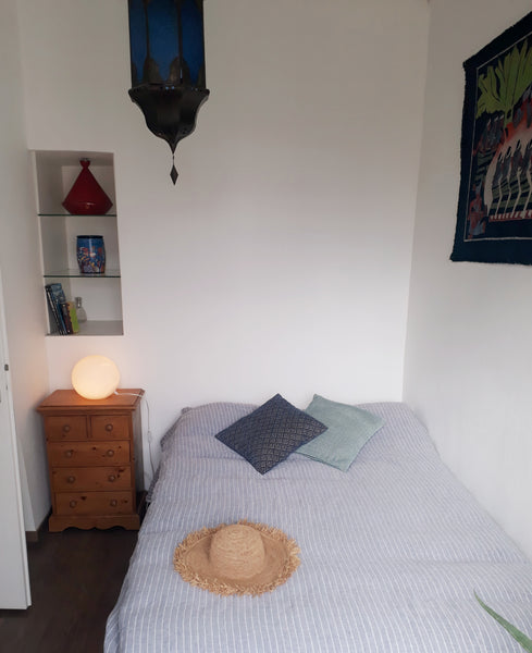 L'appartement est central & spacieux avec une très belle vue sur Fourviere. Il e Lyon, France Chambre privée, située sur les quais du Rhône Private room in rental unit vacation rental 53127876