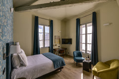 Appartement de style loft très lumineux  possède une double exposition sur rue e  MANDALINE, le confort d'une pause "douceur" Room in serviced apartment vacation rental 27948912