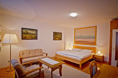 Ganz in der Nähe von Schönbrunn befindet sich im grünen 13. Bezirk in ruhiger Um  Geräumige Wohnung in der Nähe von Schönbrunn Entire serviced apartment vacation rental 45540693