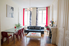 Situé en plein coeur de la Presqu'île lyonnaise, appartement Haussmannien de 95m Lyon, France Appart Haussmannien 95m2 Presqu'île Private room in rental unit vacation rental 9683946