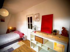 Grande chambre mansardée avec lit double 160 cm, bureau et coin salon dans maiso Brussels, Belgium Grande chambre mansardée,  bureau et coin salon ! Private room in townhouse vacation rental 685983817803602693