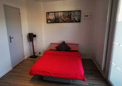 Studio entier pour plus de 18 m2 dans une maison, plein pied, accès indépendant  Pessac, France Joli Studio indépendant proche centre et chateau. Entire rental unit vacation rental 48163890