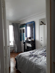 La chambre à louer est dans un petit appartement situé au pied de Montmartre, tr Paris, France Chambre à louer dans un appart typique parisien Private room in rental unit vacation rental 19904045