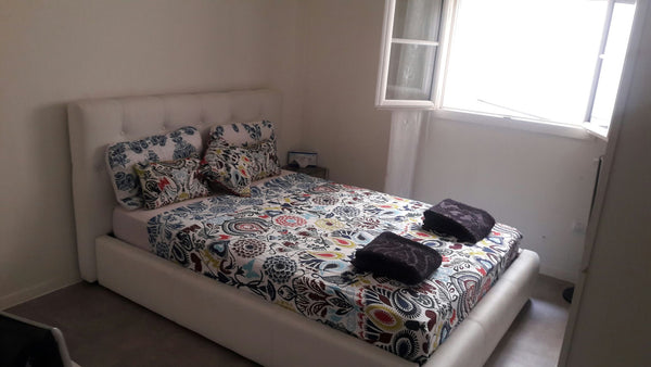 chambre avec un lit double, la chambre est équipée d'une TV, une bouilloire d'ea Paris, France Chambre à 5 minutes à pied de sacré-cœur Private room in rental unit vacation rental 19358696