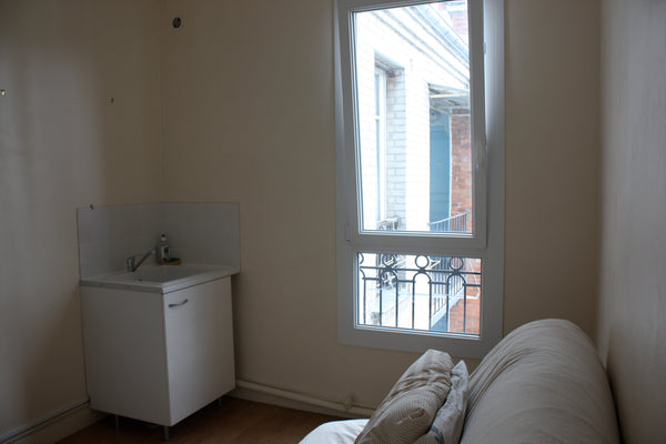 A rustic independent room equipped with a sink and a double bed. <br />Situated  Paris, France Rustic independent single room Entire rental unit vacation rental 6657948