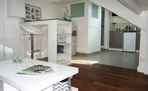 Au 3ème (sans ascenseur) d'un vieil immeuble parisien, vous habiterez sur la fam  