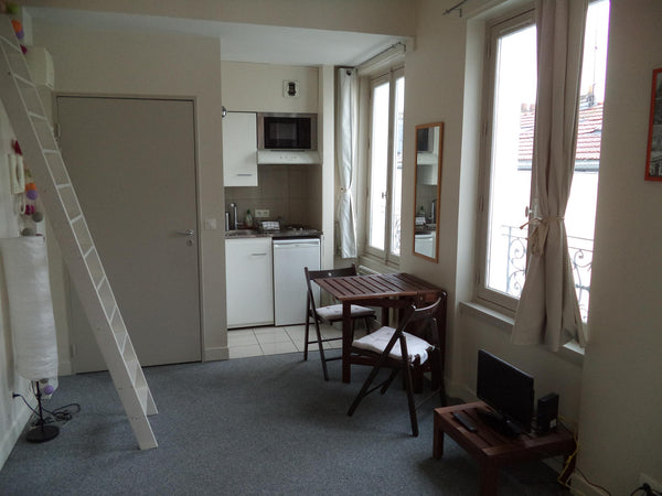 At the 5th and top floor (without elevator) of a small building situated in a qu Paris, France Studio with mezzanine - 11th district of Paris Entire rental unit vacation rental 17838985