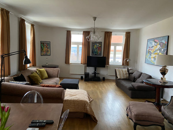 Lehne dich zurück und entspanne dich – in dieser ruhigen, stilvollen Unterkunft.  Große Wohnung in Prags beliebte Wohngegend Entire condo vacation rental 596075973081165364