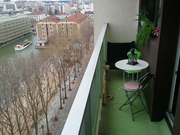 Un joli appartement lumineux, avec une vue panoramique sur le canal de l'Ourq. B Paris, France BEAU STUDIO -BALCON- VUE SUR CANAL- Entire rental unit vacation rental 1073197