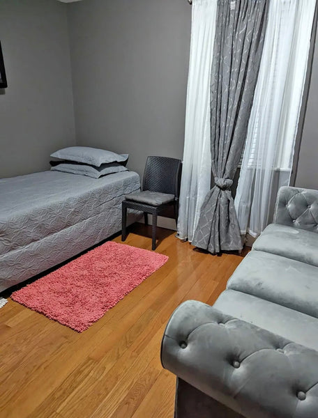 Enjoy the simplicity of this quiet, central home.  Rental unit in Queens · 1 bedroom · 1 bed · 1 shared bath Private room in rental unit vacation rental 900845159348542811