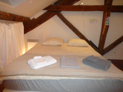 Chambre très romantique au premier étage d'un duplex. <br />Quartier très bien s Paris, France Grande chambre chez l'habitant en duplex. Private room in rental unit vacation rental 23290331