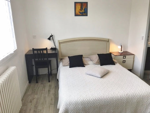 À proximité immédiate de Bordeaux, et à 100 mètres du Tram B, ce logement confor Bordeaux, France Appartement Détente Bordeaux Haut-Lévêque Entire rental unit vacation rental 23559000