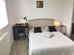 À proximité immédiate de Bordeaux, et à 100 mètres du Tram B, ce logement confor Bordeaux, France Appartement Détente Bordeaux Haut-Lévêque Entire rental unit vacation rental 23559000