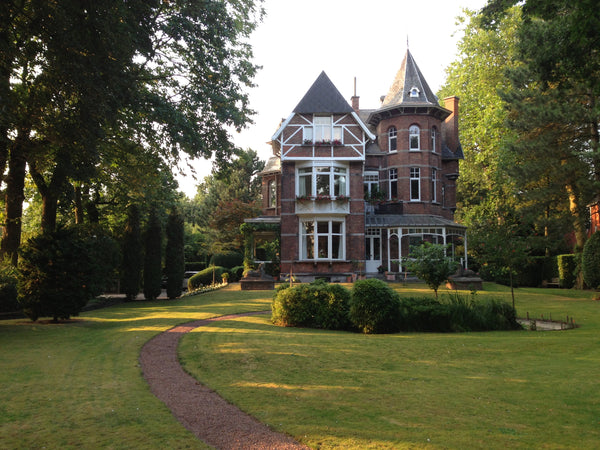 Een 4-sterren B&B: de tuin staat open voor de gasten. Op het gelijkvloers is een Ghent, Belgium Villa-Emma - 3000m2 tuin:Acacia Private room in bed and breakfast vacation rental 3124062