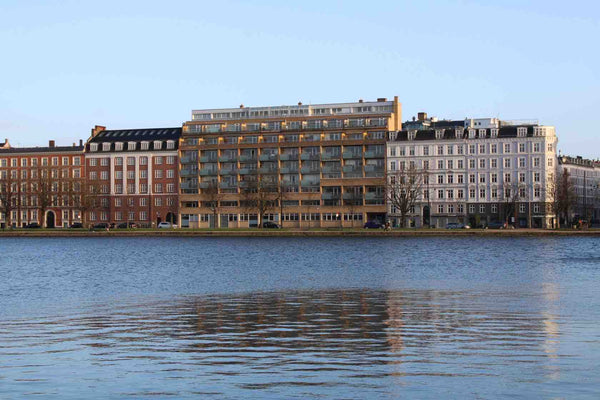 Møbleret nyistandsat 2-værelses lejlighed på 55 m2 ud til søerne midt i Københav Copenhagen, Denmark Skøn lejlighed i hjertet af København op ad søerne Entire condo vacation rental 559352315241050230