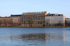 Møbleret nyistandsat 2-værelses lejlighed på 55 m2 ud til søerne midt i Københav Copenhagen, Denmark Skøn lejlighed i hjertet af København op ad søerne Entire condo vacation rental 559352315241050230