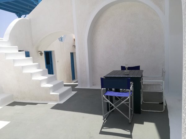 “White-blue studio II” is located in the traditional village of Emporio, in the  Greece White-blue studio II Cycladic home vacation rental 24516781