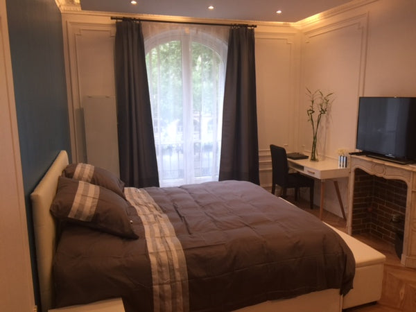Nice double bedroom with en suite private bathroom in a newly refurbished flat n Paris, France Bedroom with en suite bathroom Place de Clichy Private room in rental unit vacation rental 18628761