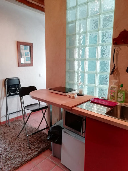 Appartement ancien rénové confortable avec parquet et poutres.<br />Situé au 6e  Paris, France 3 agréables chambres proche centre Paris et Seine. Private room in rental unit vacation rental 29115145