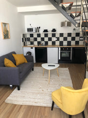 L'appartement est situé dans notre maison mais possède une entrée indépendante.<  Appartement rénové au Bassins à Flot Entire rental unit vacation rental 44119853