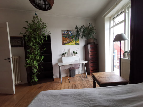 Nyd det simple sommerliv centralt på  Nørrebro. Charmerende værelse med egen alt Copenhagen, Denmark Københavns mest charmerende værelse med balkon Private room in condo vacation rental 50388285