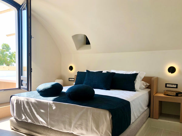 This small, cosy 16 square m apartment is at the center of Fira, right next to t Thera, Greece Candele junior suite with heated jacuzzi Entire rental unit vacation rental 44444967