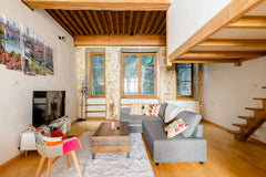 Dans le quartier Vieux Lyon, sur les très prisés Quais de Saône, cet appartement Saint-Gervais-les-Bains, France CLIM Appartement Canut Vieux Lyon Quai de Saône Entire rental unit vacation rental 51331472