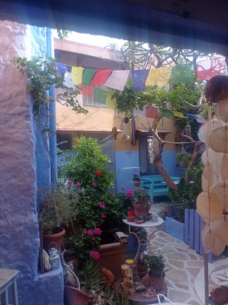 In una casa  tradizionale turca in pietra e legno in un cortile all'ombra dell'a Greece MANDALA ROOM DEL FRANGIPANE* garden in old town Tiny home vacation rental 3080963