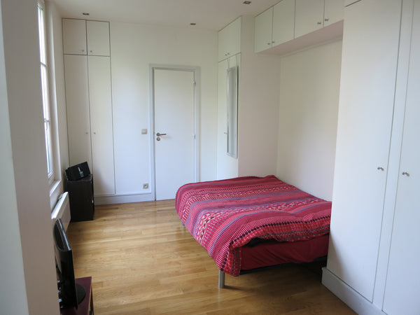 Studio de 25m2, très calme et lumineux qui donne sur un jardin arboré. A deux pa Lyon, France Charmant studio sur jardin Entire rental unit vacation rental 6389241