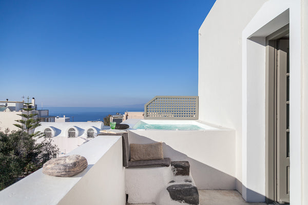 A beautiful Old captain's house renovated into a luxury villa in the heart of Oi Thera, Greece Captain's House by Spitia Santorini Cycladic home vacation rental 5368303