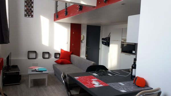 L'appartement  est situé dans le vieux Bordeaux, à proximité de la place de la V Bordeaux, France Appart hyper-Centre : max 3 adultes ou 2 + enfants Entire rental unit vacation rental 17989256