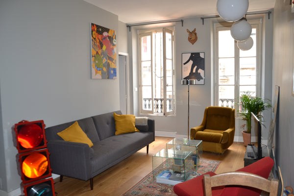 Superbe deux pièces, situé au coeur de Bordeaux, dans un immeuble en pierre. Cet Bordeaux, France Bel appartement 2 pièces Entire rental unit vacation rental 28159612